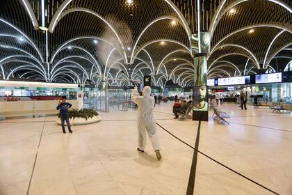 Según los Centros para el Control y Prevención de Enfermedades de Estados Unidos (CDC), este patógeno puede contagiarse “entre personas que se encuentran en contacto cercano (menos de 1,80 metros)”.