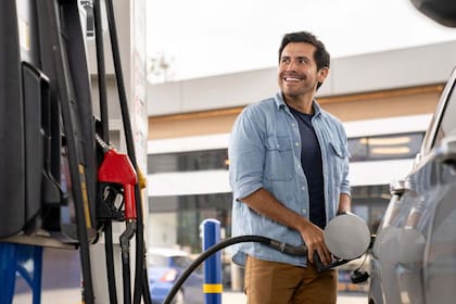 Según los datos de GasBuddy, un galón de gasolina Illinois cuesta un promedio de US$3,33, al 21 de abril de 2025 (iStock)