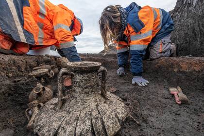 Según los elementos acompañados en el ritual funerario, los arqueólogos determinaron que el niño pertenecía a una familia privilegiada de hace 2000 años (Denis Gliksman/Inrap)