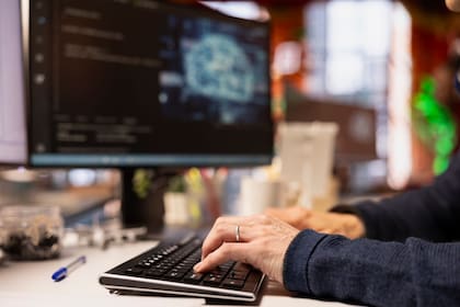 Según los expertos, es necesario capacitarse y hacer cursos sobre IA por fuera del ámbito laboral si desde la empresa no los proporcionan
