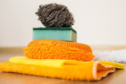 Según los expertos usar una sola esponja para lavar todos los utensilios de cocina puede ser perjudicial para la salud (Foto ilustrativa: PIXABAY)