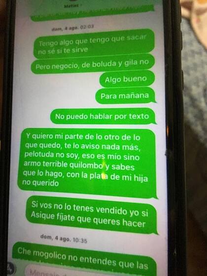 Según los fiscales, la oficial avisa que tiene armas para dar y reclama el pago de una venta