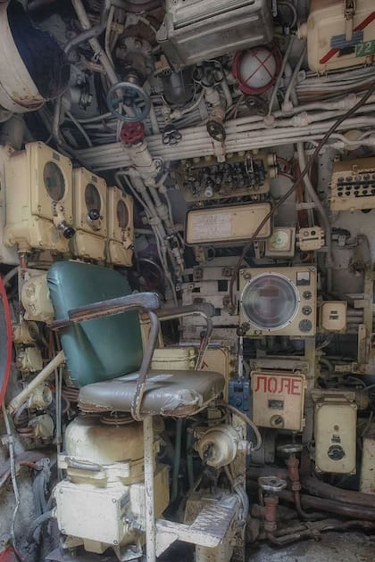 Según los fotógrafos, no fue fácil ingresar al submarino, ya que tuvieron que pasar por un pequeño orificio para subir a bordo. En la foto está el asiento de mando de la nave
