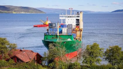 Según los informes, el mismo buque había encallado antes, en 2023, pero logró soltarse por su propia fuerza