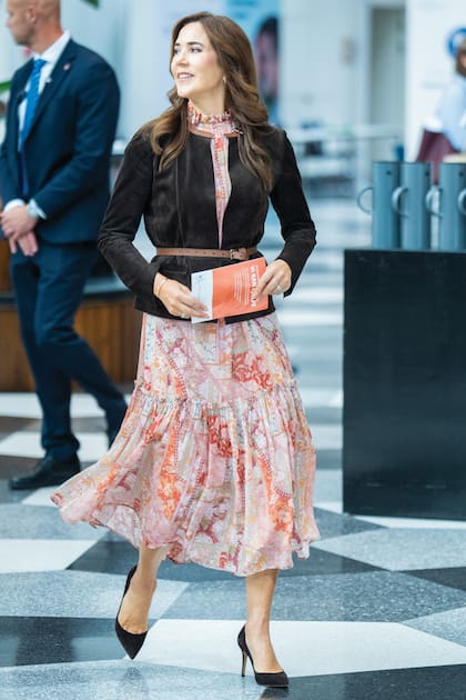 Según los números,
el guardarropa de la reina Mary
de Dinamarca es
amplio y funcional. En 2025 gastó 76.406 euros y lució 106 nuevas prendas