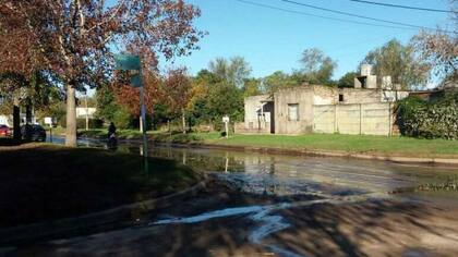 Según los productores, en los pueblos vecinos a la laguna los pozos ciegos se desmoronan y las casas registran fisuras en su construcción