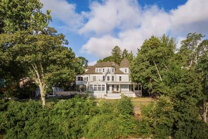 Según los registros inmobiliarios, la propiedad salió al mercado en 2020 por US$1,9 millones y se vendió en marzo de 2021 por US$1,8 millones