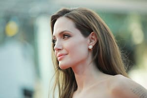 El ejercicio facial que promete disminuir la papada y tener la mandíbula de Angelina Jolie