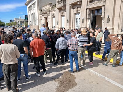 Según relató, la convocatoria se amplió hacia productores y vecinos de otras localidades, pero la participación fue limitada. “Convocaron a más productores y a vecinos de otra localidad, pero fueron muy pocos. Básicamente eran ellos”, señaló Enríquez