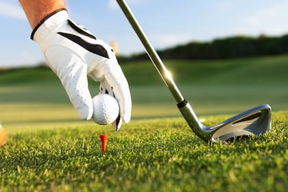 Según Sanitas España, una de las ventajas de jugar al golf es que reduce el estrés. Esto es porque se trata de un ejercicio que, primero de todo, se practica al aire libre en un entorno natural y relajado