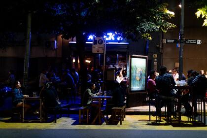 Según se conoció en el Boletín Oficial, "mientras estén abiertos (entre las 6 y las 19 horas), los bares y restaurantes deberán atender a sus clientes en espacios habilitados al aire libre”. FOTOS: TOMAS CUESTA