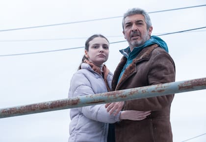 Según se pudo deducir del final de la serie, Clara, la hija de Juan, estaría controlada por los invasores