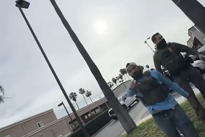 Según su testimonio, los agentes lo abordaron de manera repentina y no le permitieron exhibir su documentación