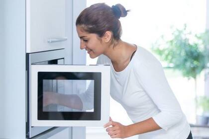 Según Tang, la cocción al microondas moviliza los contaminantes del plástico