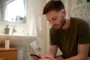 El peligro oculto y grave de usar el celular en el baño: “Depende de vos”