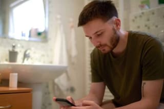 El peligro oculto y grave de usar el celular en el baño: “Depende de vos”