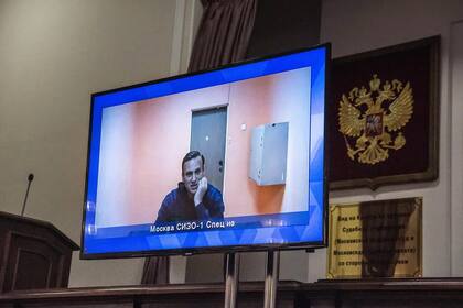 Según un abogado que representó a los partidarios del líder opositor, Alexéi Navalny, a quien se observa en una pantalla durante una audiencia en Moscú el año pasado, fueron rastreados por el SORM