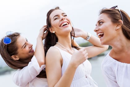 Según un estudio de la Revista Mente Sana, durante la risa se liberan endorfinas y oxitocina, hormonas que generan la sensación de relajación y plenitud