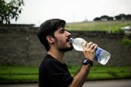 Según un gastroenterólogo de Harvard, no es recomendable beber demasiada agua
