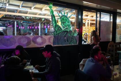 Según un sociólogo, la aparición de nuevos negocios creados por inmigrantes venezolanos o destinados a ellos es uno de los primeros pasos en el proceso de creación de un barrio étnico. (NYT)