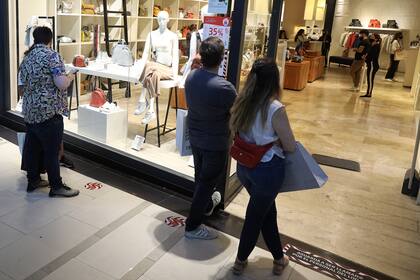 Según varios analistas, hay un consumo explicado por una única certeza que tienen muchas personas: que los precios son más bajos hoy que mañana