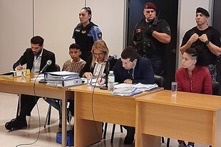 Las imputadas por el asesinato de Lucio Dupuy, Abigail Páez (segunda desde la izquierda) y Magdalena Espósito Valenti (primera desde la derecha) escucharán el veredicto y la sentencia de los jueces a partir de las 12 del mediodía de este 2 de febrero 