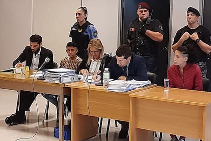 Las imputadas por el asesinato de Lucio Dupuy, Abigail Páez (segunda desde la izquierda) y Magdalena Espósito Valenti (primera desde la derecha) escucharán el veredicto y la sentencia de los jueces a partir de las 12 del mediodía de este 2 de febrero 