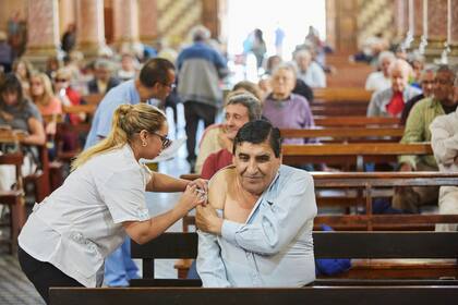 Segunda etapa de vacunación antigripal en la ciudad de Mendoza, realizada en 18 iglesias, ubicadas en las cabeceras departamentales