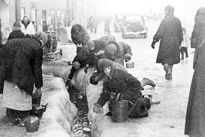 Segunda guerra mundial: el asedio de leningrado, mujeres tomando agua que fluye de cañerías de agua rotas