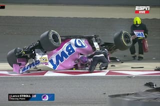 F1. Tras la explosión, el vuelco de Stroll: "Estoy bien, pero dado vuelta"