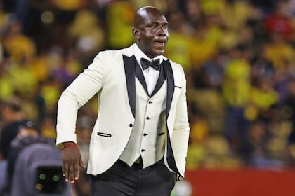 El entrenador de Barcelona de Ecuador, Segundo Castillo, es reconocido por sus atuendos particulares