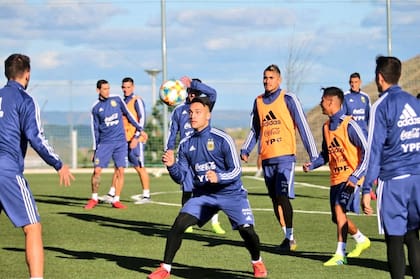 Un ejercicio recreativo en el entrenamiento de la selección en Madrid.