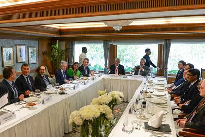 Mauricio Macri, acompañado por ministros, secretarios y otros funcionarios, mantuvo un almuerzo con CEOs de importantes empresas de la India