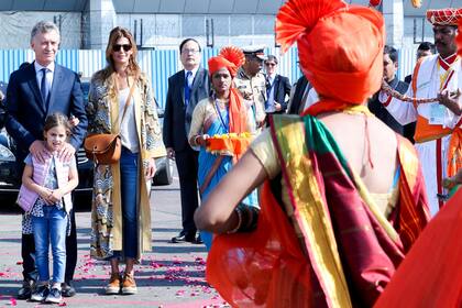 Un colorido comité de bienvenida recibió a la pareja presidencial y a su hija