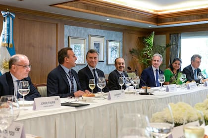 Mauricio Macri, acompañado por ministros, secretarios y otros funcionarios, mantuvo un almuerzo con CEOs de importantes empresas de la India