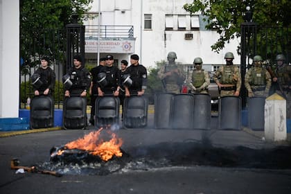 Segundo dia de protestas de policías frente a la jefatura de Rosario por bajos salarios y condiciones laborales
