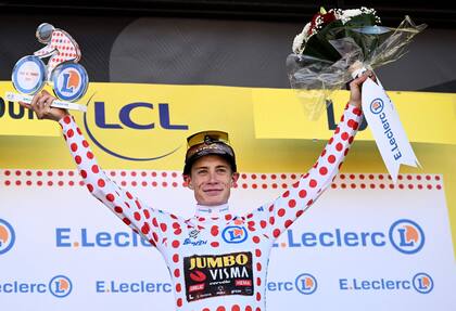 Segundo en la última contrarreloj del Tour de Francia 2022, el líder de la clasificación Jonas Vingegaard muestra su felicidad en el podio, con su premio