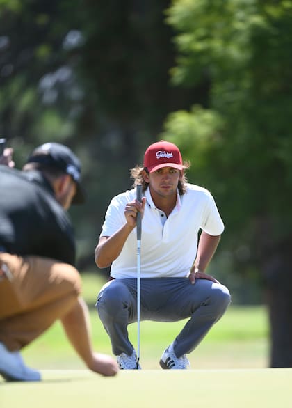 Segundo Oliva Pinto observa la caída del green; es un habitual animador del LAAA y tiene el aliento de muchos allegados en el Jockey Club de San Isidro