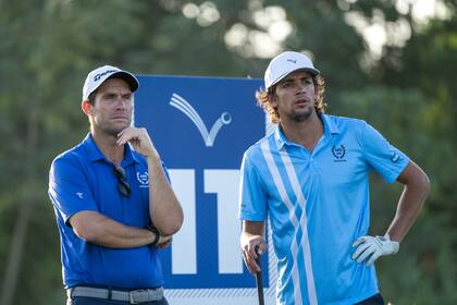 Segundo Oliva Pinto sigue con atención junto a su caddie su segundo tiro en el hoyo 11, en la práctica en el Santa María Golf Club de Panamá.