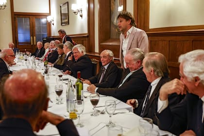 Segundo Pinto, de la Capitanía del Rugby de CUBA, dice unas palabra antes de la cena de los exjugadores campeones de todas las categorías