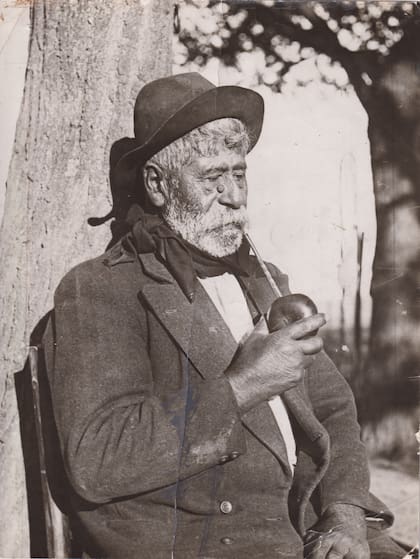 Segundo Ramírez tomando mate en el campo