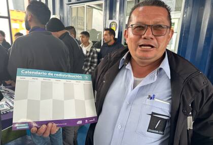 Segundo Vargas muestra con orgullo el calendario de redistribución de tareas en el hogar que recibió en la escuela