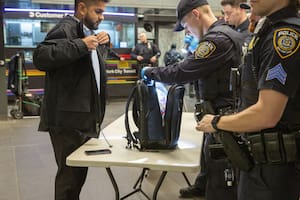 Armas largas y control de bolsos: la polémica decisión de Nueva York para combatir la inseguridad en los subtes