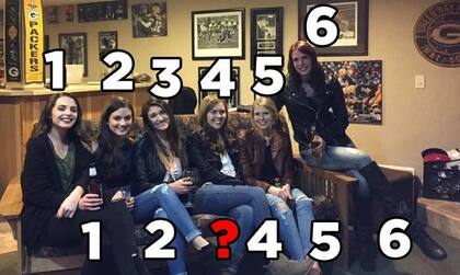 Seis chicas, cinco pares de piernas ¿Dónde las tiene la tercera joven?