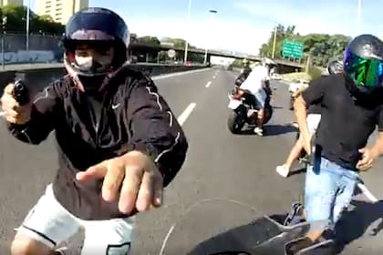 Seis ladrones le apuntaron con armas a un hombre para robarle la moto