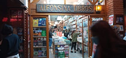 Un local que rinde tributo a la poeta desde el nombre