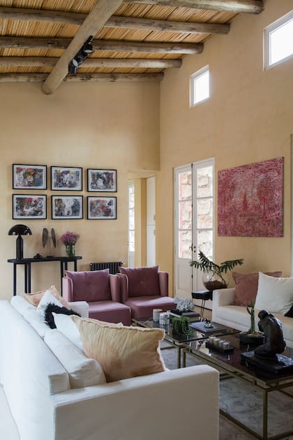 Seis obras de Eduardo Stupía (Galería Otto), un Vicente Grondona
en tonos de rosa. Sillones en pana y mesas ratonas (Salazar Casa).