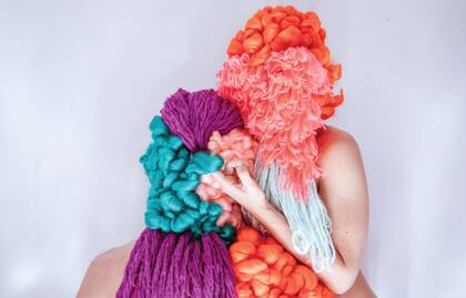 Seis performers, convocados por Belén Parra para activar El pelo al huevo, recorrerán el edificio enmascarados con lanas de colores para interactuar con los visitantes