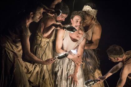 Gurisa la estrenó en 2016. El "culebrón campero" obtuvo varios premios y fue programada en diversos festivales. Es el primer texto dramático que forma parte del libro Cantar de Charabón