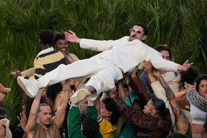 Seis poderosos mensajes de Bad Bunny durante su actuación en el Super Bowl.